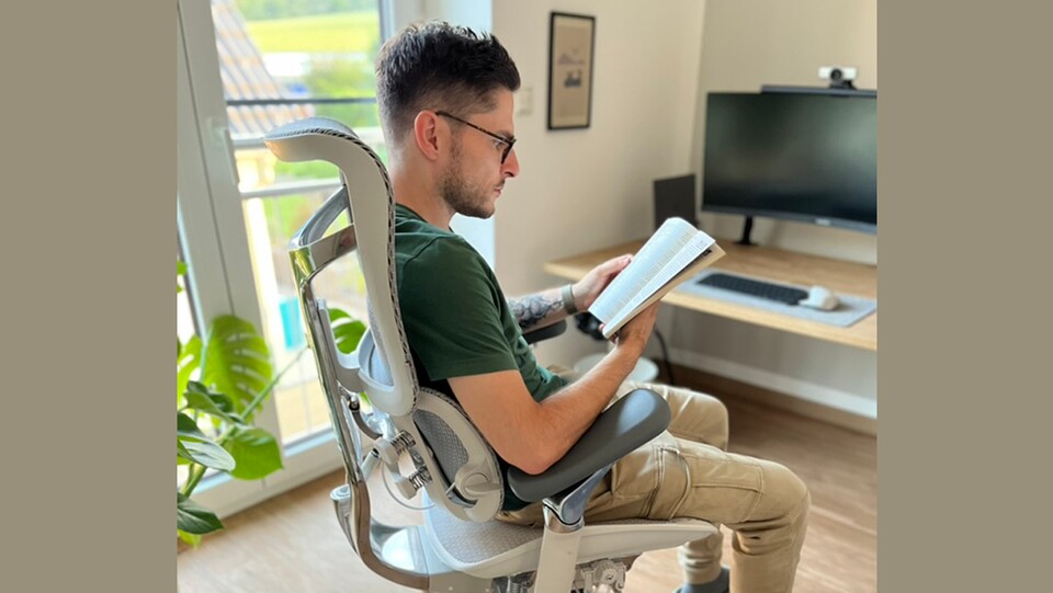 Angenehm beim Chillen oder Bücherlesen: Die Armlehnen lassen sich auch nach oben neigen.