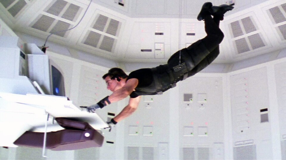 »Just hang in there«: Ein Redditor hat wohl bei Mission: Impossible gespickt, als er seinen Centerspeaker aufgehängt hat.