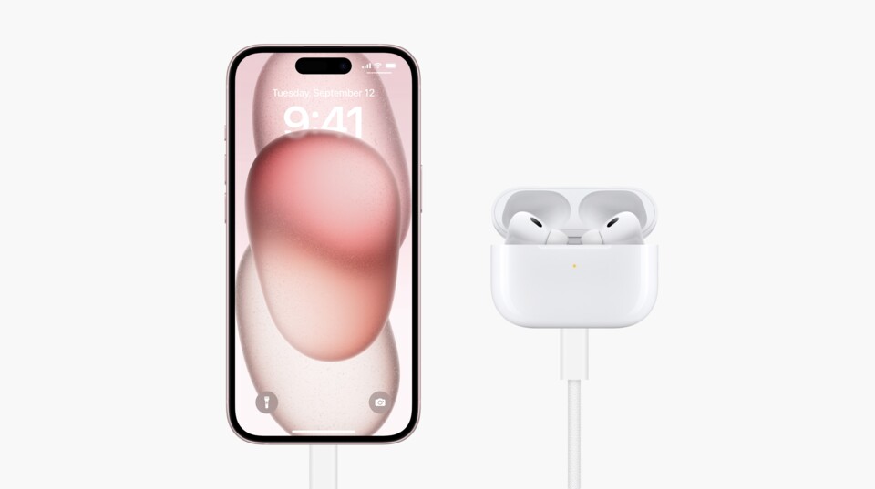 Mit dem iPhone 15 könnt ihr ab sofort auch andere Geräte laden – etwa die AirPods Pro.