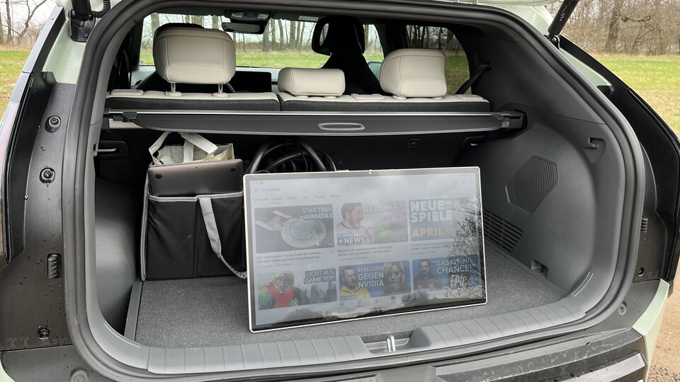 Schon bei Wolkenwetter erkennt man im Freien nicht mehr viel – das Display spiegelt zu stark.