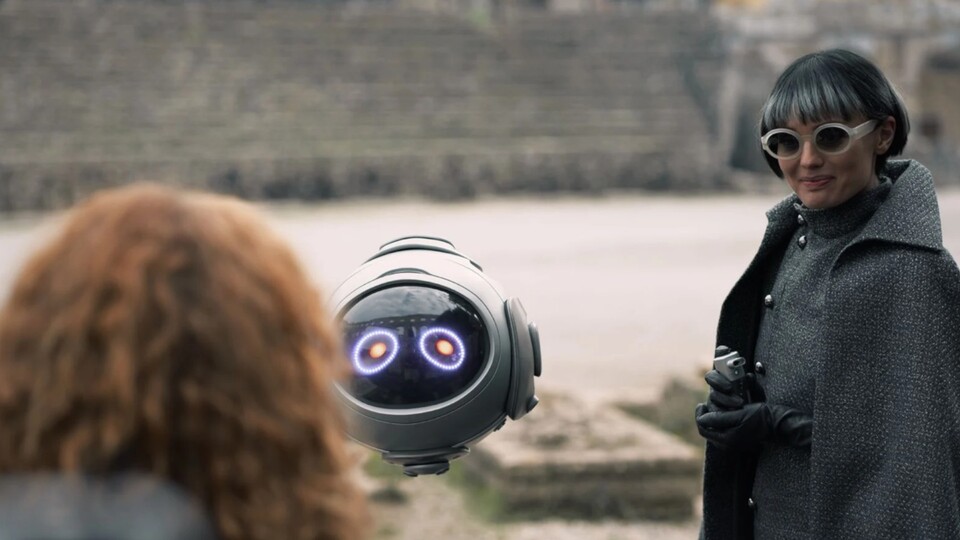 Das gefährliche Doppelpack: eine graue Gestalt und eine KI. Bildquelle: Constantin Film