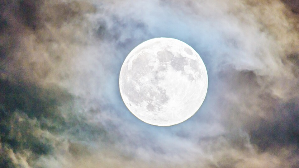 Der Mond hat uns Menschen schon immer fasziniert und inspiriert. Könnte er eines Tages der erste außerirdische Himmelskörper sein, auf dem wir uns dauerhaft niederlassen werden? (Quelle: Ganapathy Kumar über Unsplash)