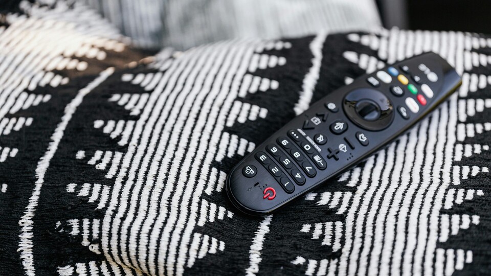 Monitor remotes have far fewer buttons than TV remotes. (Image source: Carolina CabombixPixels)