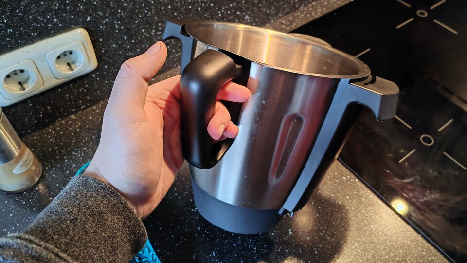 Ist der Topf randvoll, nehme ich ihn bei den Griffen. Will ich etwas ausschenken oder umfüllen, nutze ich den Henkel. So muss das! (Bildquelle: Maxe S., GameStar)