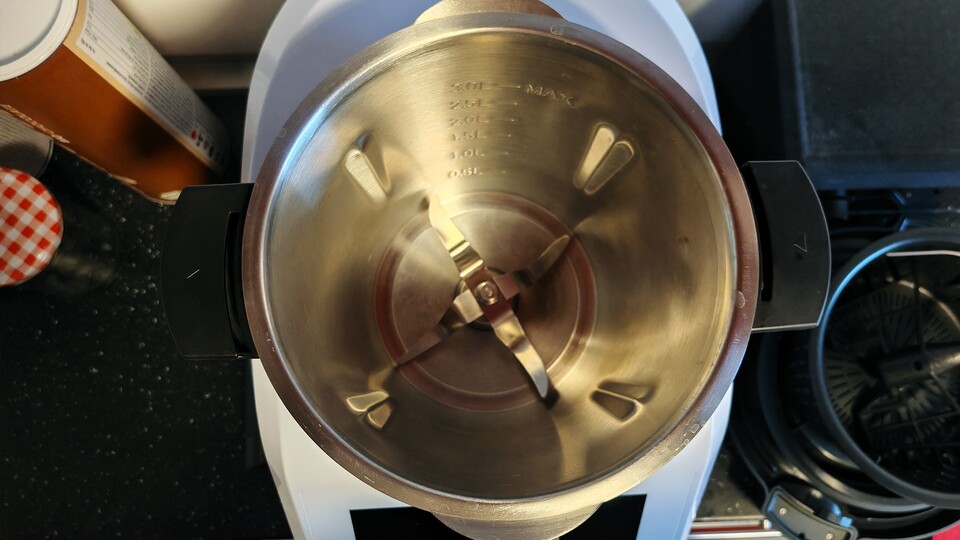 Es mag trivial wirken, aber zum Anbraten und Rühren ist das Messer bestens geeignet. (Bildquelle: Maxe S., GameStar)