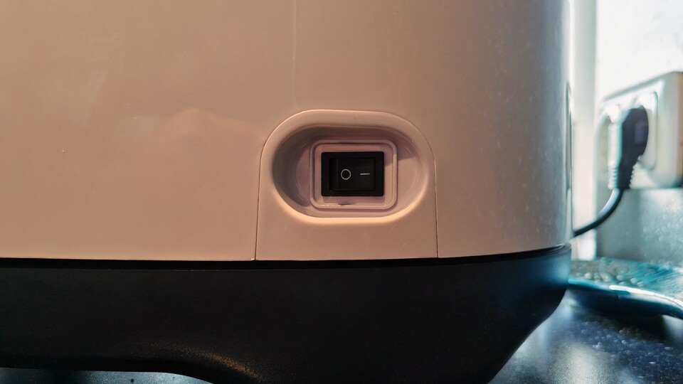 Kann man mögen: Den Monsi schaltet man mittels eines Kippschalters ein, der richtig schön knackt beim Betätigen. (Bildquelle: Maxe S., GameStar)