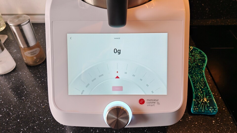 Die Waage ist eines der wichtigsten Tools beim Backen – und ausgerechnet da patzt der Monsi. (Bildquelle: Maxe S., GameStar)
