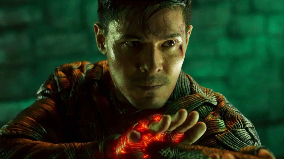 Cole (Lewis Tan) hatte es im ersten Film nicht leicht, denn er war nicht gerade ein Fan-Liebling. Bildquelle: Warner Bros.