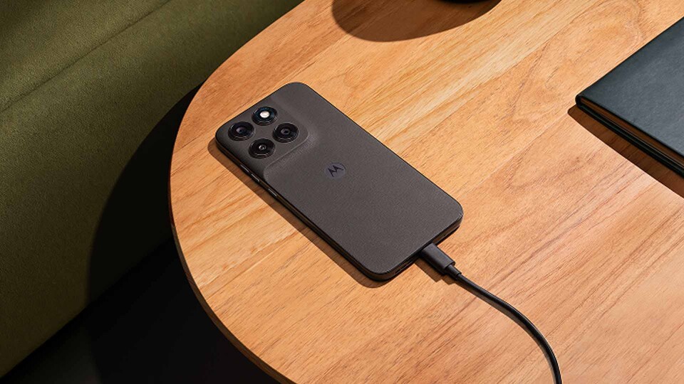Das Motorola Moto g77 setzt auf ein elegantes Pantone-Design und eine hochauflösende 108-MP-Hauptkamera.