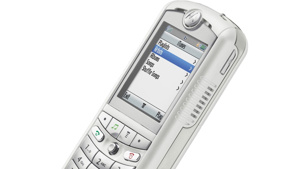 Apple nahm die Herstellung eines Smartphones nach dem Flop mit dem Rokr selbst in die Hand. (Bild: Motorola)