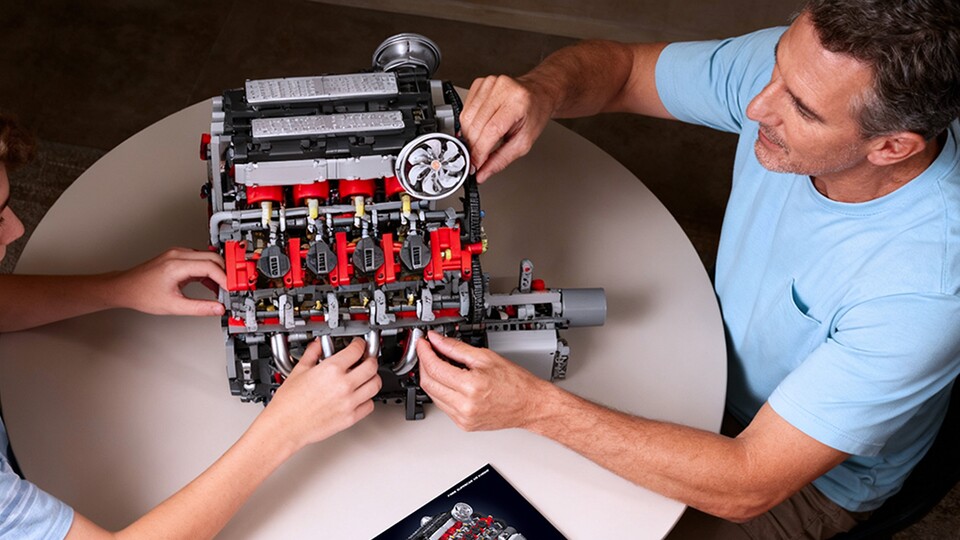 Mould King hat ein Set aufgelegt, das ganz deutlich an diesen Motor angelehnt ist. Sie zeigen sogar Ferrari im Werbematerial.