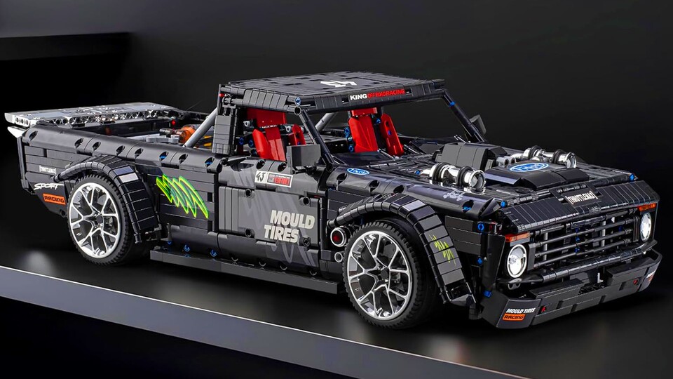 Vorne schauen zwei Turbolader aus der geschlossenen Motorhaube heraus. Das Chassis wurde verstärkt, ist jedoch ein Original aus dem Jahr 1977!