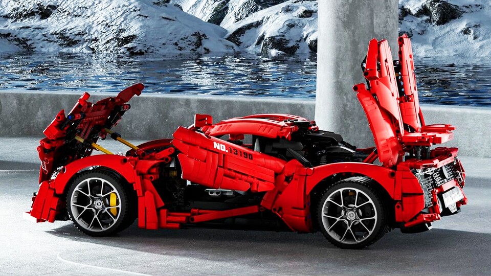 Die Schwanentüren und die anderen Klappen lassen sich öffnen, um verschiedene Bauteile im Inneren freizulegen.