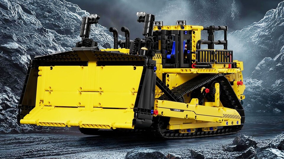 Das schwere Schild lässt sich heben und senken. Die Ketten werden mithilfe von Kettenspannern in Form gehalten.