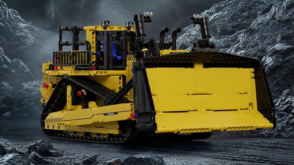 Hebt ihr das Schild per Fernsteuerung an, ist der Bulldozer gar nicht so langsam, wie man es vielleicht vermuten könnte.