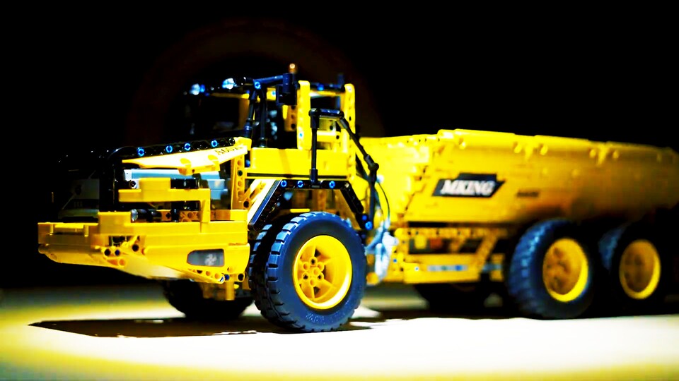 Die großen Reifen gewähren dem Muldenkipper auch auf unebenem Untergrund eine stabile Fahrweise – Damit die Mulde auch nichts verschüttet!