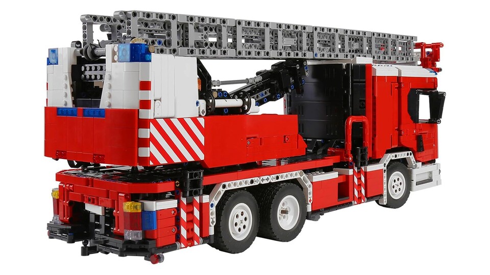 Die hintere Achse schlägt ebenfalls ein, um beim Lenken einen möglichst kleinen Wendekreis zu erzielen. Das macht nicht nur Spaß beim Bauen, sondern ist auch äußerst realistisch.