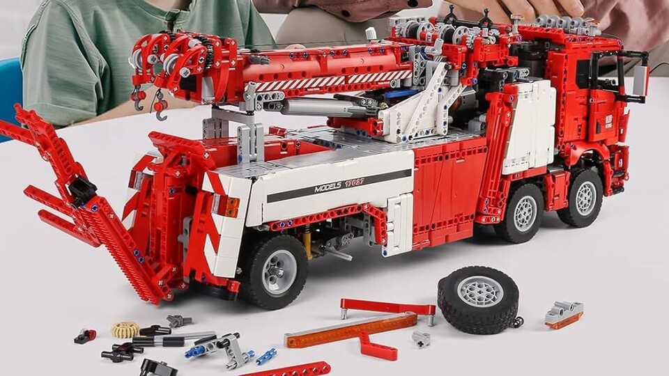 Fertig zusammengebaut nimmt dieser Koloss eine beachtliche Größe auf dem Wohnzimmertisch ein.