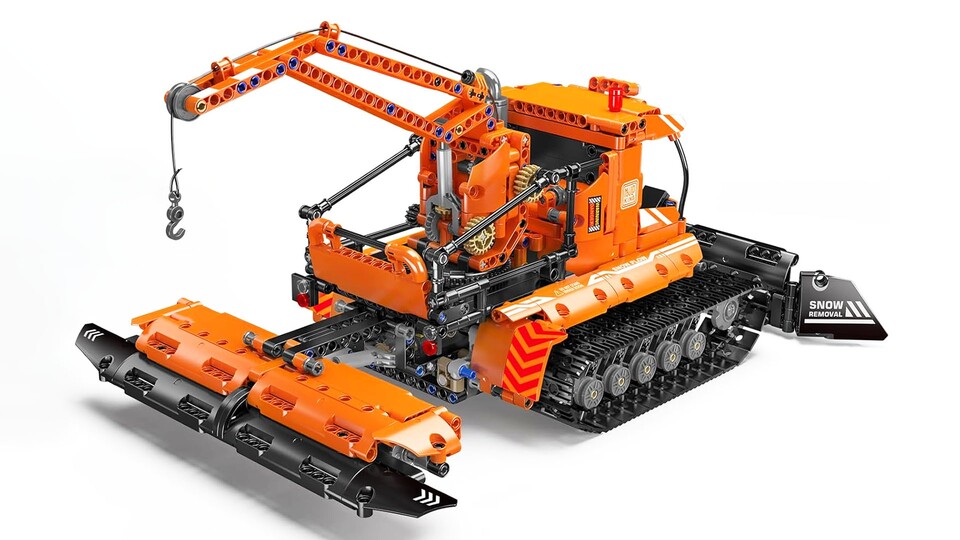 Zur Ausstattung einer typischen Schneekatze gehört das vordere Räumschild, die hintere Nachlauffräse und eine Seilwinde.