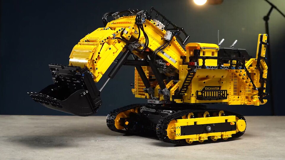 Vollständig aufgebaut ragt dieses Monster 40 cm in die Höhe, erreicht eine Gesamtlänge von 65 cm und eine Breite von 30 cm.