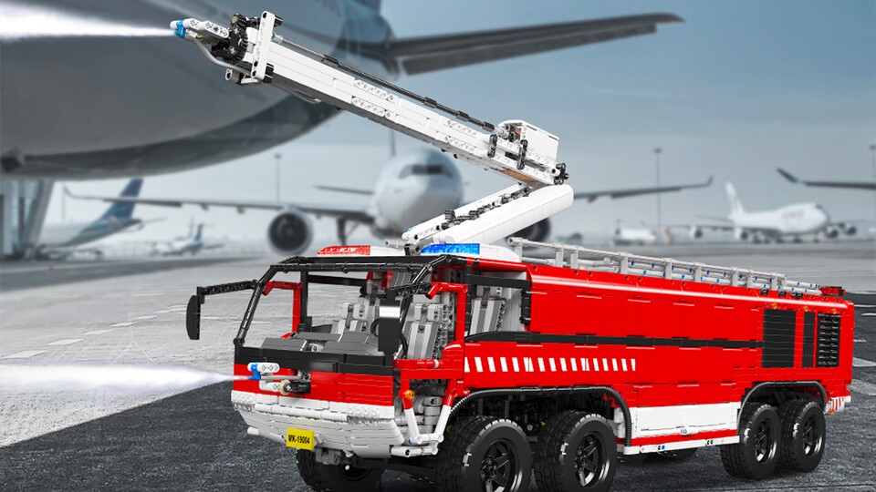 Einer der Wasserwerfer ist am drehbaren Kranarm montiert, der zweite vorne unterhalb der Windschutzscheibe.