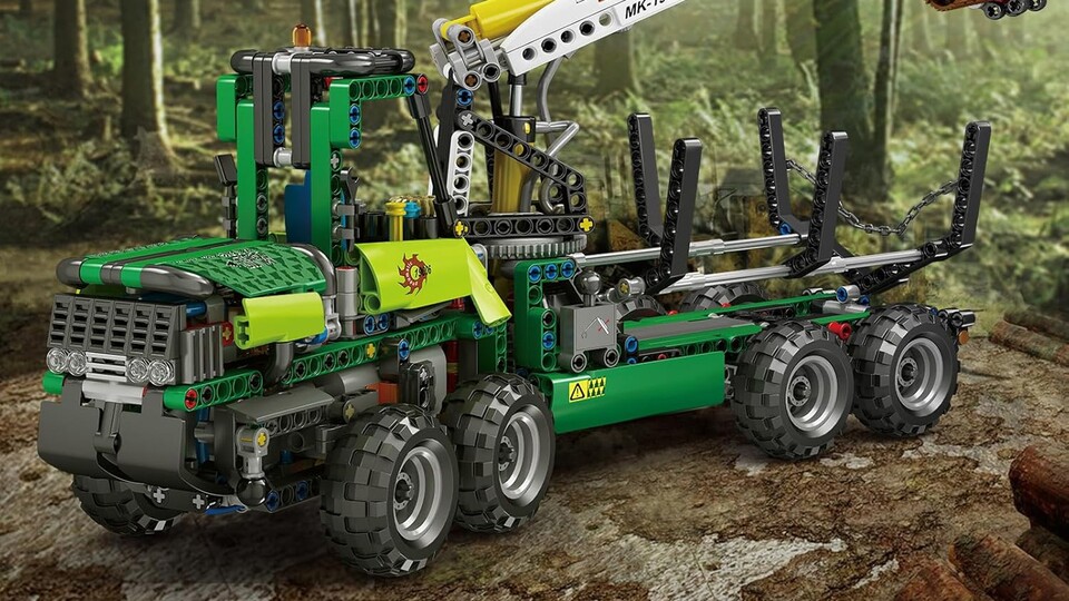 Der Harvester hat eine Knicklenkung und acht geländegängige Reifen. Der Kranarm mit Säge wird pneumatisch gesteuert.