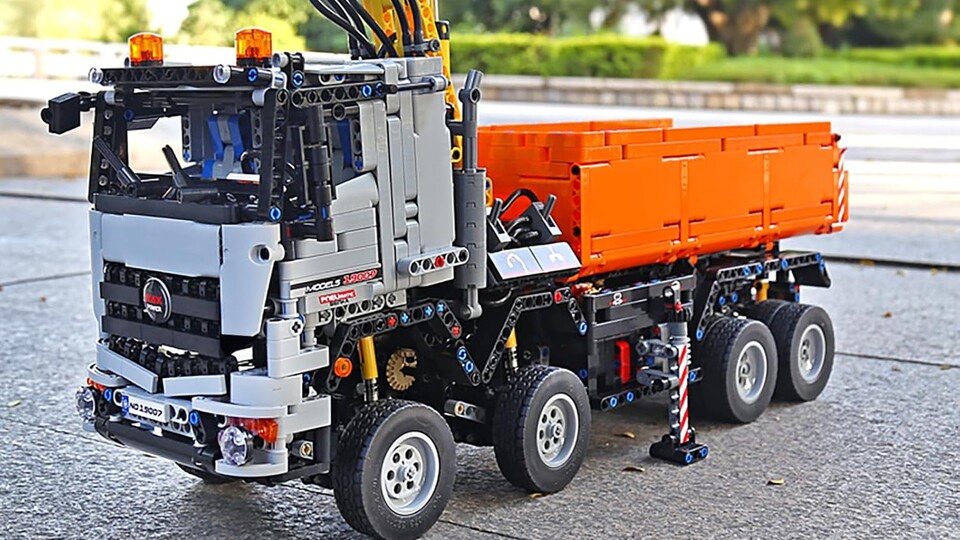 Der LKW von Mould King hat es in sich: von der kippbaren Ladefläche, über die doppelte Vorderachslenkung bis zum Kranarm.