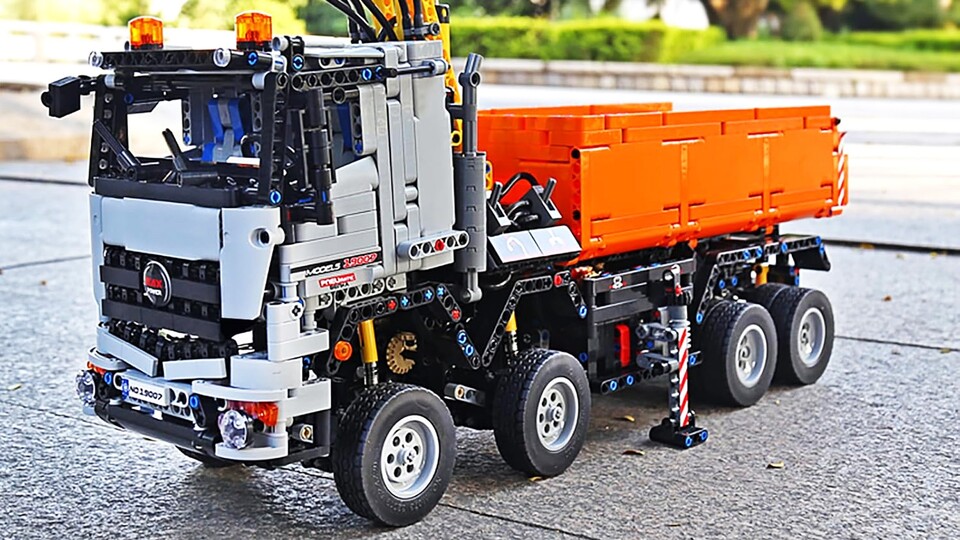 Die Stützen des Lasters lassen sich ebenfalls per Fernbedienung steuern, um dem Koloss den nötigen Halt zu geben, um mit dem Kran zu arbeiten.