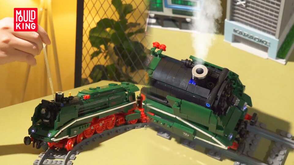 Die Mould King Dampflok kann dank eingebauter Rauchmaschine sogar richtig dampfen!