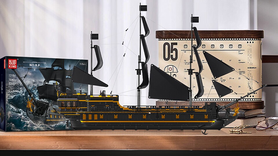 Das Piratenschiff kommt sogar mit Takelage, Segelnd und einer Menge beweglicher Teile.