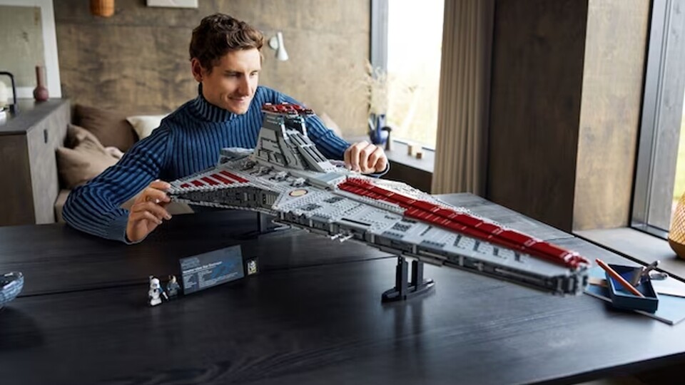 LEGO's Venator has over 1,000 fewer pieces than Mold King's - and costs almost €600!