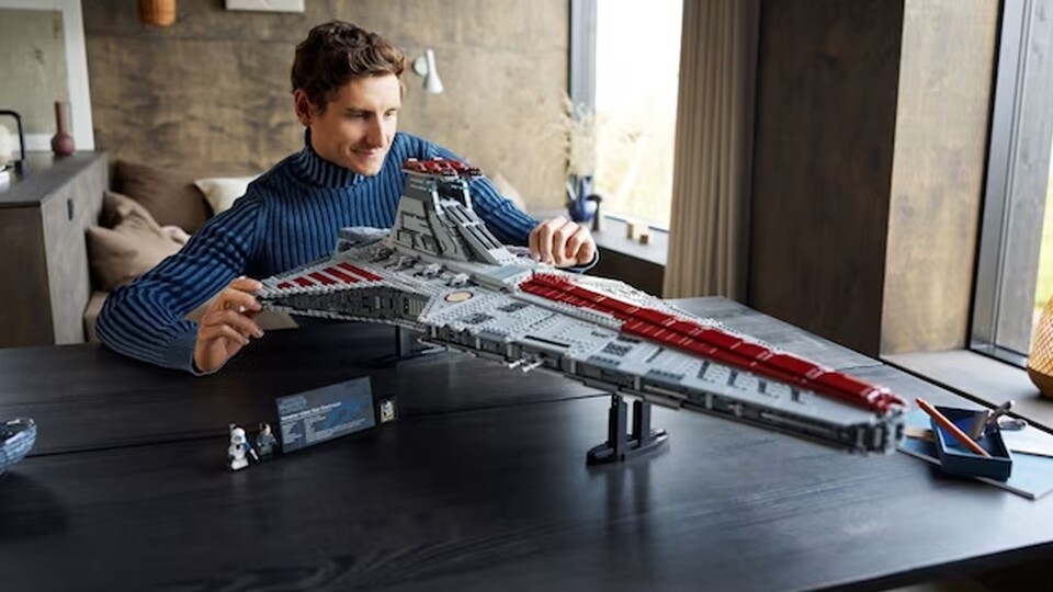 LEGO's Venator has over 1000 fewer pieces than Mold King's - and costs almost €600!