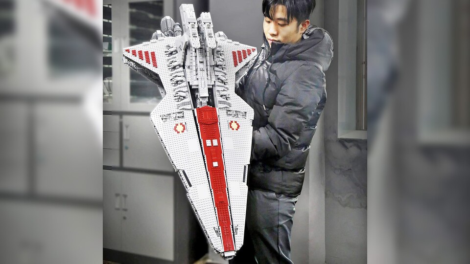 1,2 Meter sind zu abstrakt? Verglichen mit einem Menschen sieht man besonders gut, wie lächerlich groß das Schiff ist!