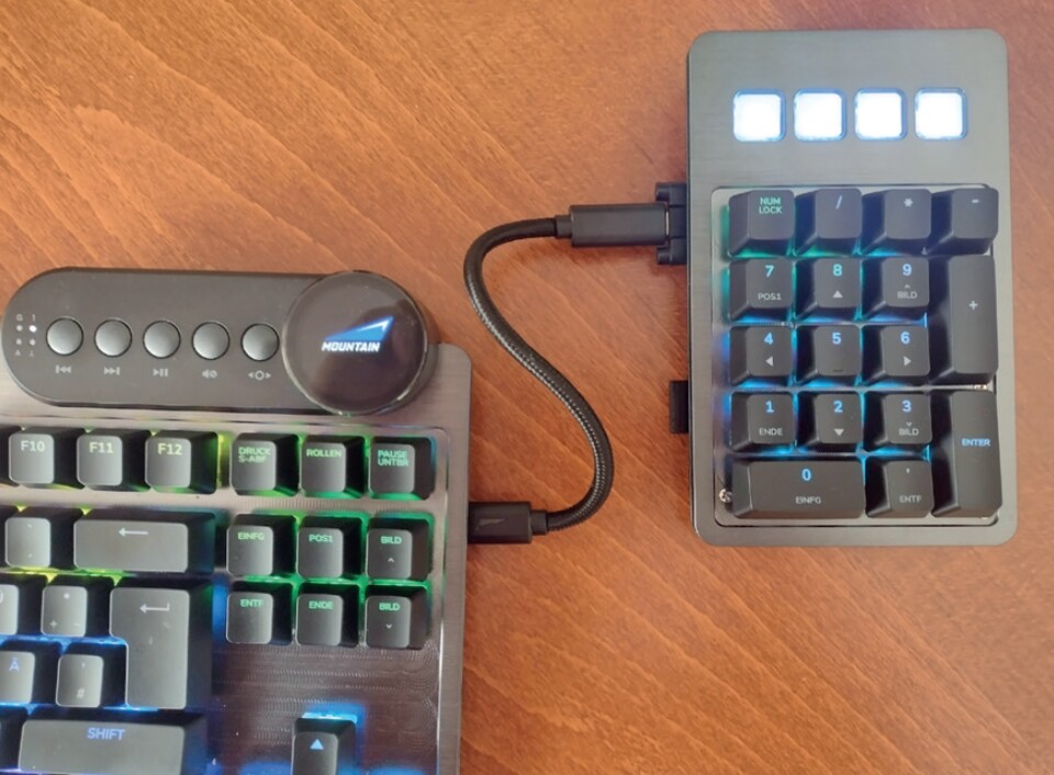 Wahlweise dürft ihr den Nummernblock per USB verkabeln!