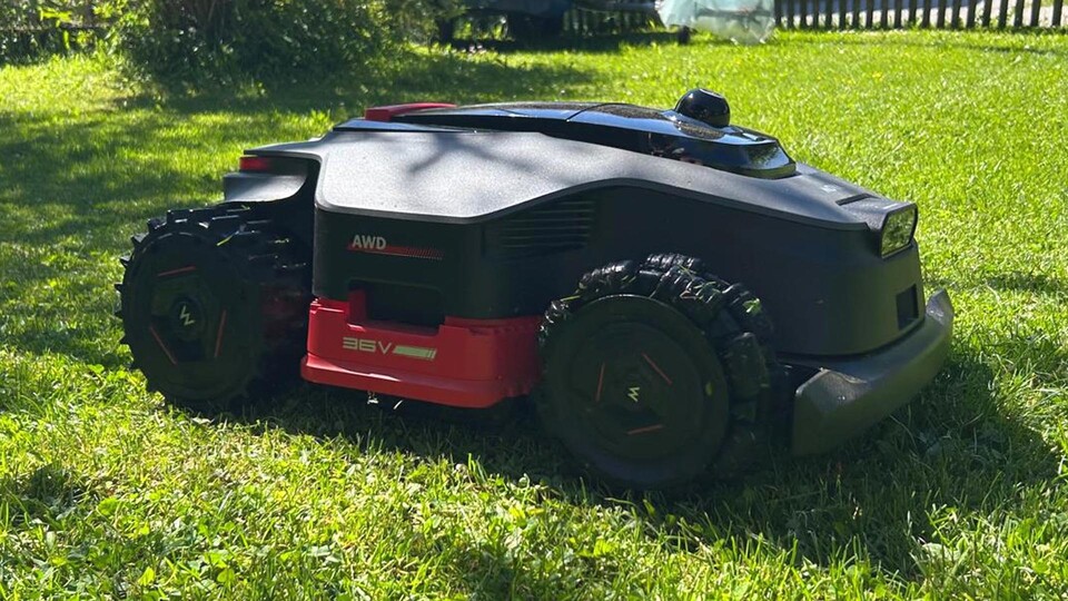 Mit Allradantrieb und vier Nabenmotoren bewältigt der MOVA LiDAX Ultra 2000 AWD Steigungen von bis zu 80 Prozent ohne Rutschen.