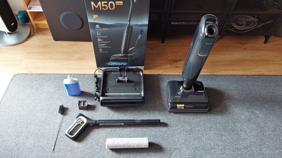 Der M50 Ultra kommt mit praktischer Reinigungsbürste, Ersatzfiltern und einem weiteren Wischroller für den schnellen Wechsel.