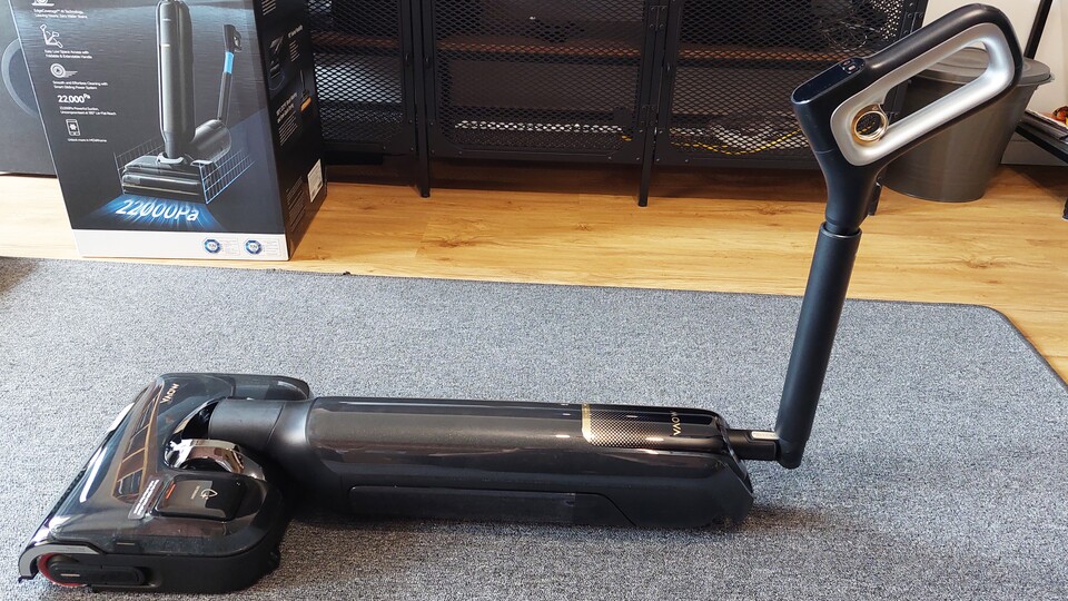 Beim Griff muss man nur am goldfarbenen Auslöser ziehen und der Sauger lässt sich easy knicken. Der Griff lässt sich zusätzlich auf bis zu 131 cm verlängern.