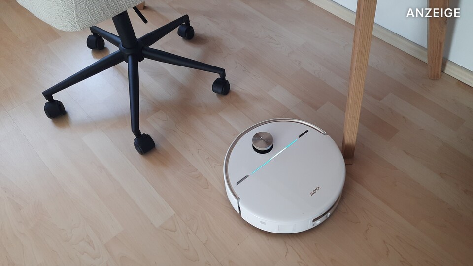 Übrigens fährt der Roboter auch ganz leicht zwischen Stuhl- und Tischbeinen, auch schwer zu reinigende Ecken machen ihm kein Problem!