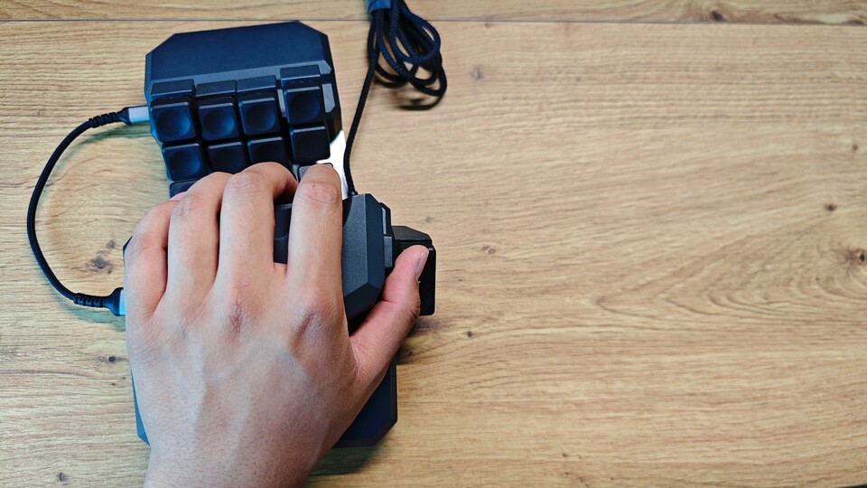 Das Gerät ist sehr ergonomisch, bis man versucht, die Tasten des Button Commanders zu erreichen, die sich oben links befinden. (Bildquelle: Duy Linh DinhGameStar Tech)