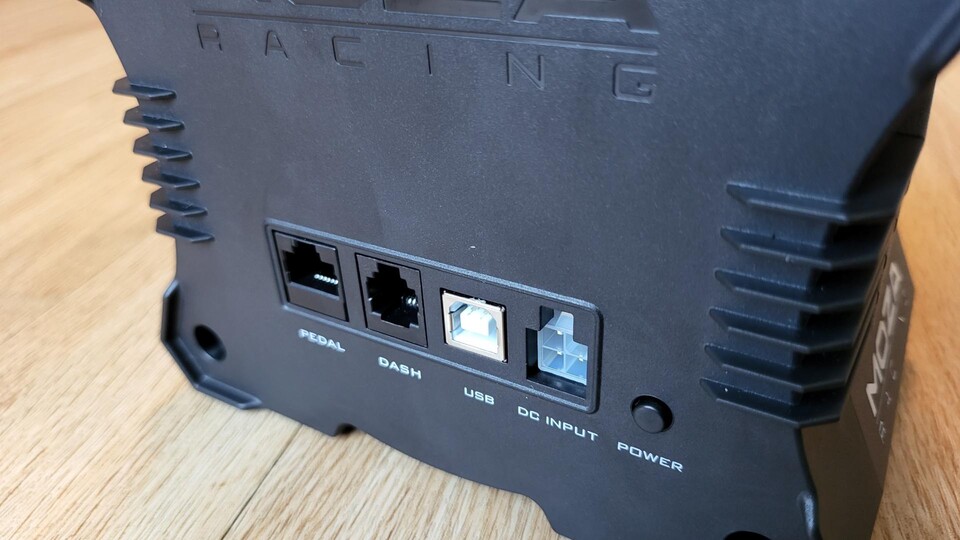 Auf der Rückseite befinden sich nur Anschlüsse für Pedale und einen optionalen Dash-Screen