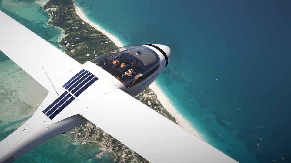 Beim Gleiten lässt sich der Zweiblatt-Propeller zusammenfalten und in einem verschließbaren Spalt in der Bugverkleidung versenken.