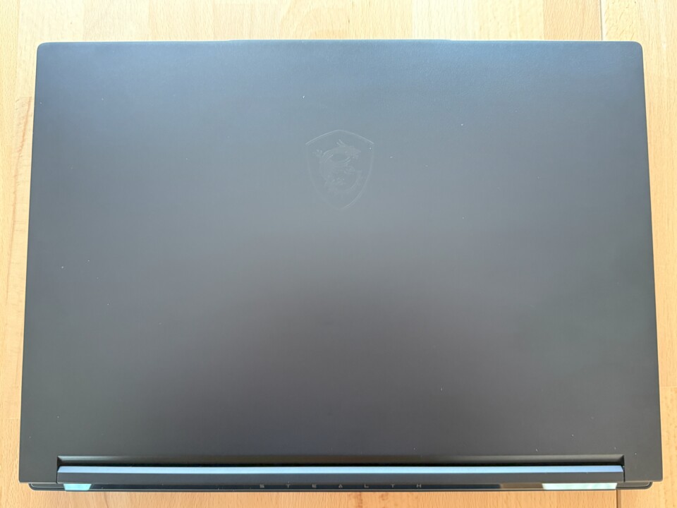 Das Stealth A16 hat ein sehr dezentes Design, das MSI ist nur beim genauen Hinsehen erkennbar.