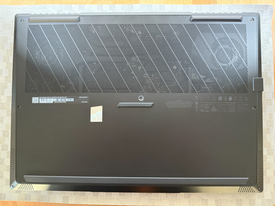 Am Boden befindet sich eine großflächige Belüftungsöffnung.