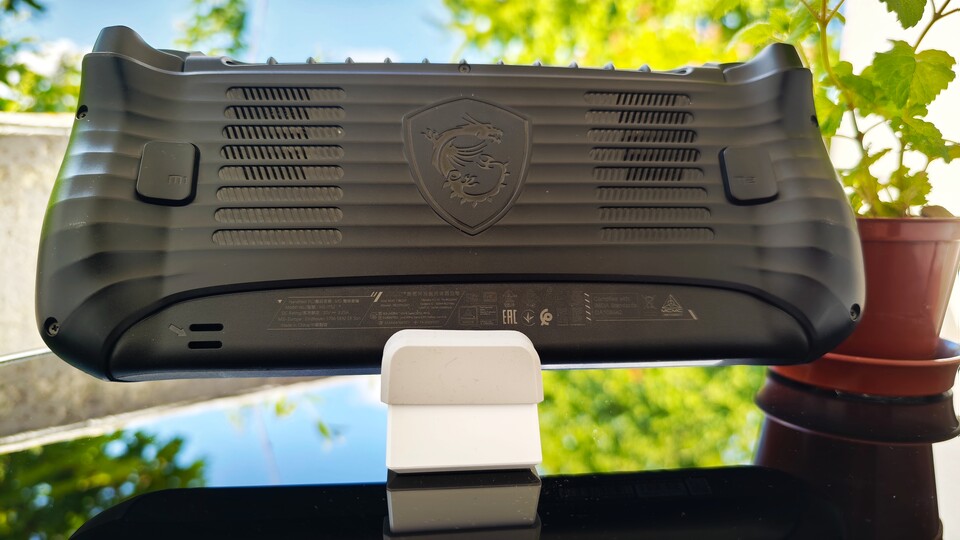 Die Rückseite des MSI Claw 8 AI+. Hier findet ihr je zwei Lüfter und Makro-Tasten. (Bildquelle: Duy Linh DinhGameStar Tech)