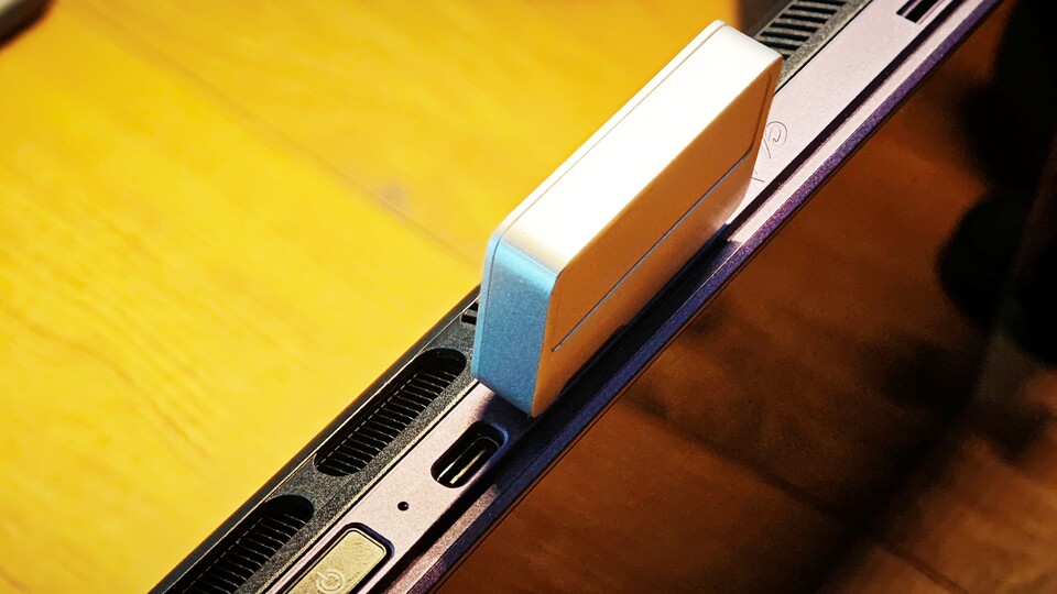 Eine Mini-SSD wie diese kann unter Umständen dicke Kabel für den anderen USB-C-Anschluss blockieren. (Bildquelle: Duy Linh DinhGameStar Tech)
