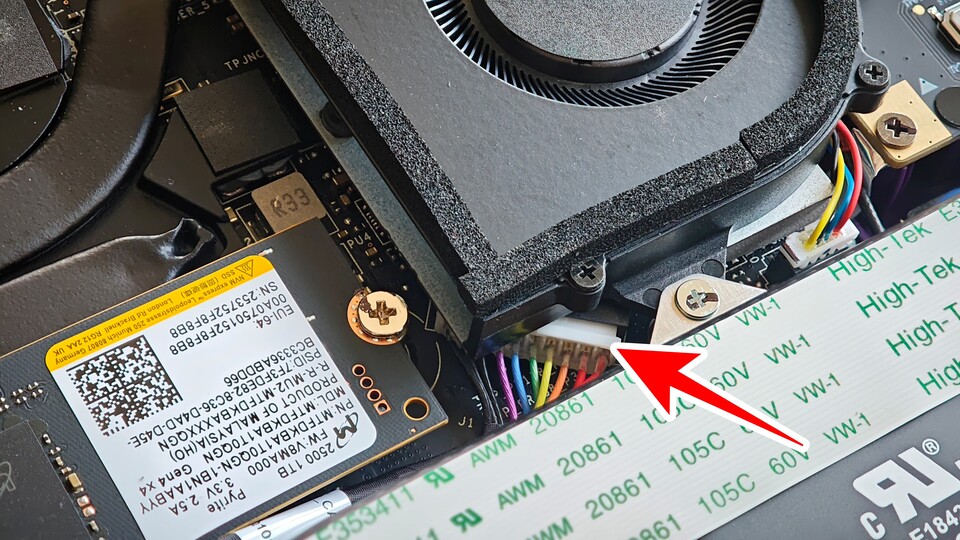 Der Stromstecker vom Akku befindet sich unter der Kühleinheit. (Bildquelle: Duy Linh DinhGameStar Tech)