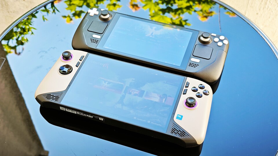 Hier seht ihr den MSI Claw 8 AI+ direkt neben dem Steam Deck LCD. (Bildquelle: Duy Linh DinhGameStar Tech)