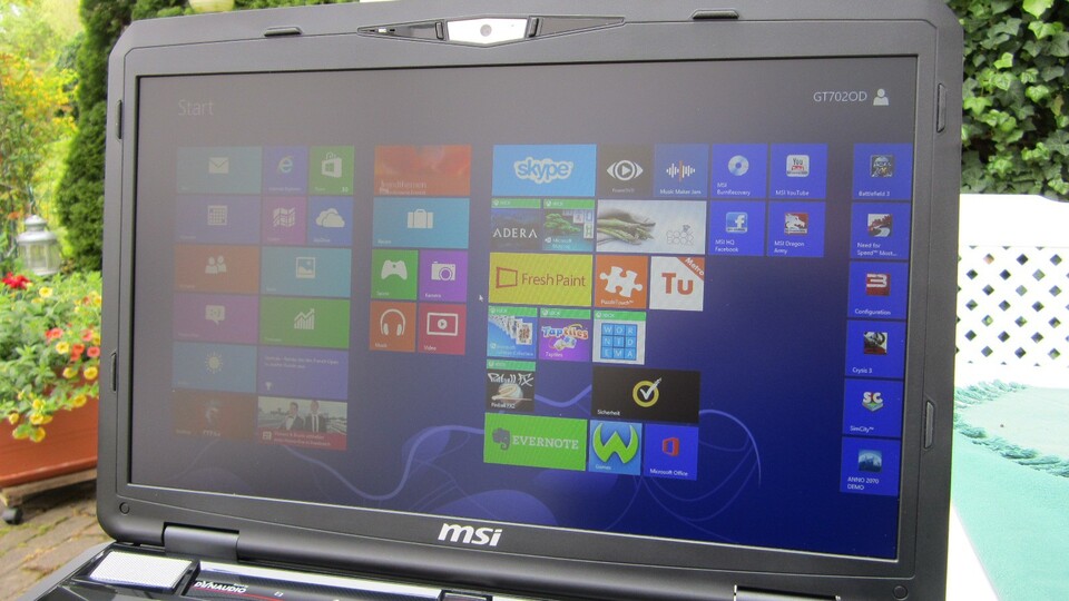 Das entspiegelte Full-HD-Display des MSI GT70H können wir auch im Freien noch ordentlich nutzen.