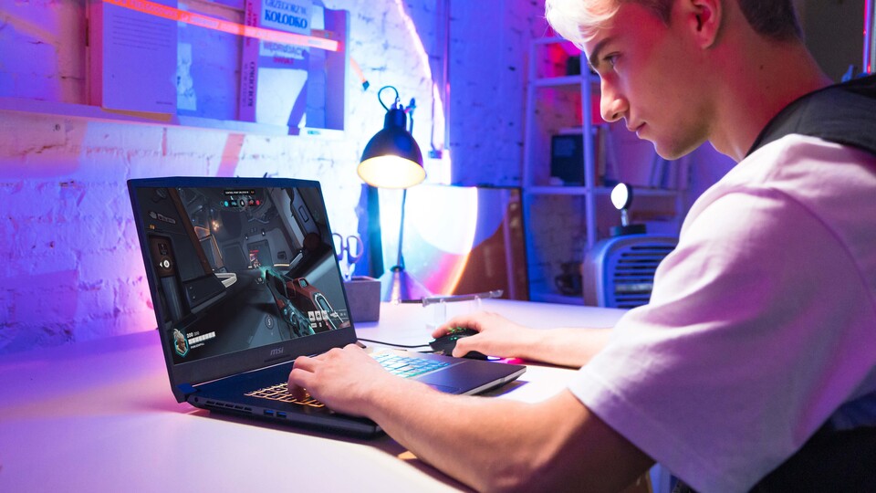 Dank des flotten Displays lassen sich auch extrem schnelle Shooter direkt am Laptop spielen