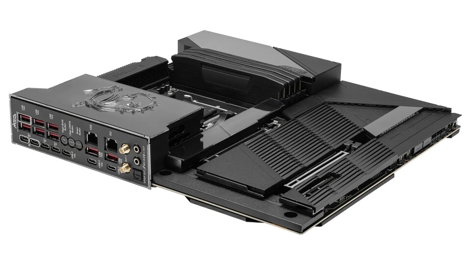 Das Mainboard hat jede Menge Anschlüsse und das IO-Shield ist natürlich bereits montiert.